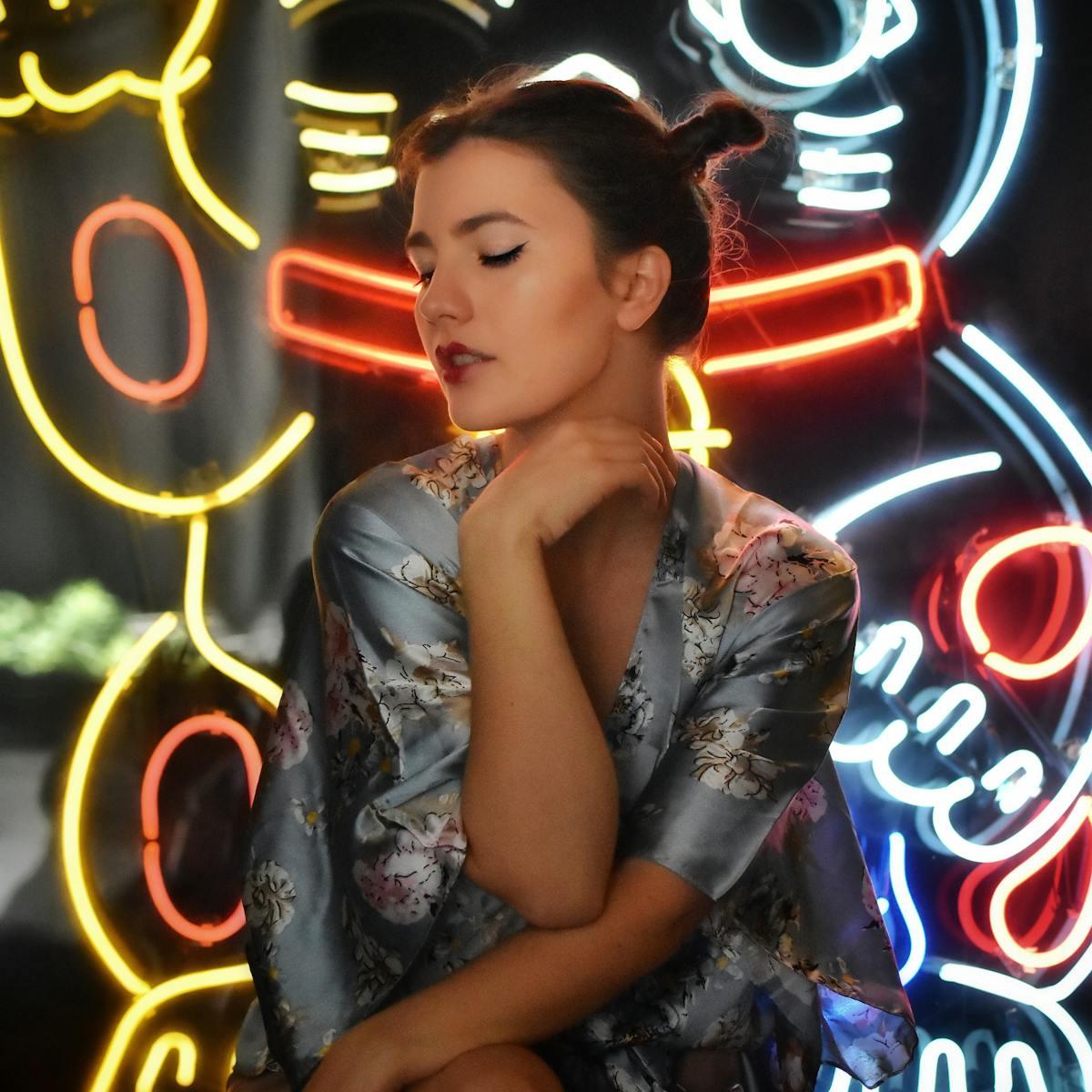 A moda dos anos 2000: neons, jeans e Coturnos